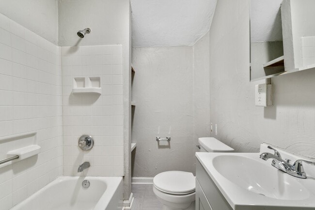 Building Photo - PORTSMOUTH TOWNHOME - 2 BED, 2 FULL BATH FOR RENT BY PMI VIRGINIA