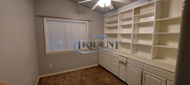 Building Photo - 4 bedroom, 2 bath house with open floor plan