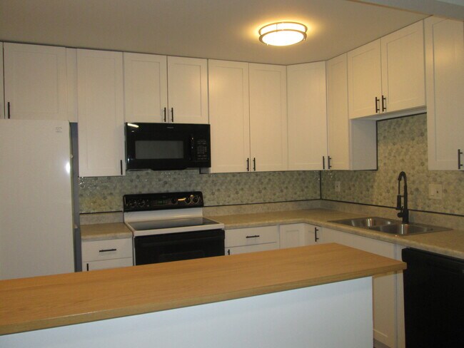 Building Photo - 800 Brook Dr