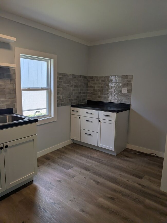 Building Photo - Move in Ready 4 Bed 2 Bath House