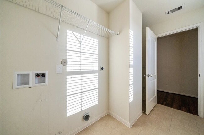 Building Photo - Modern Rosharon Home
