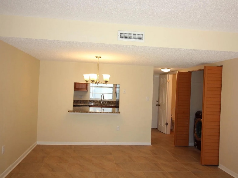 Building Photo - 2567 SE 15th Ave