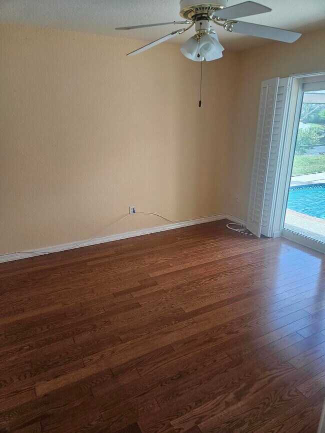 Building Photo - 382 SE Naranja Ave