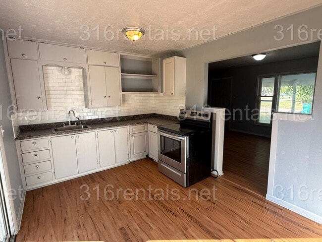 Building Photo - $1100 - 3 bedroom / 1 bathroom - Single Fa...