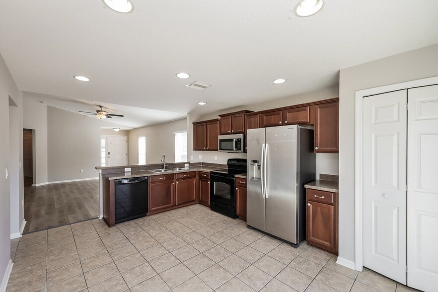 Building Photo - 809 College Chase Dr