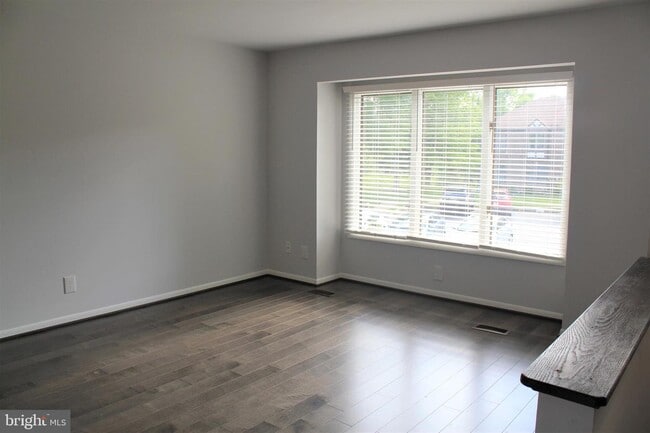 Building Photo - 27 Tudor Ct