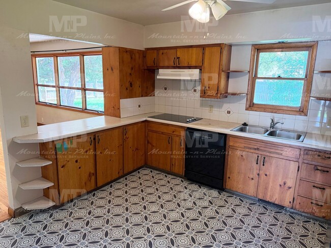 Building Photo - 1321 Lakewood Dr