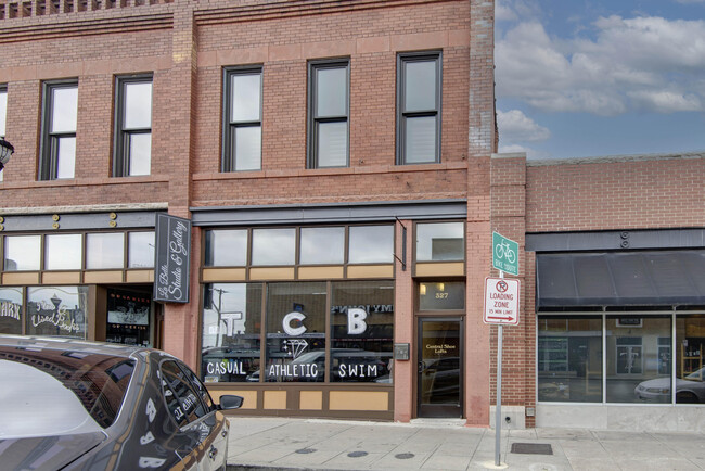 Building Photo - 327 E Walnut St