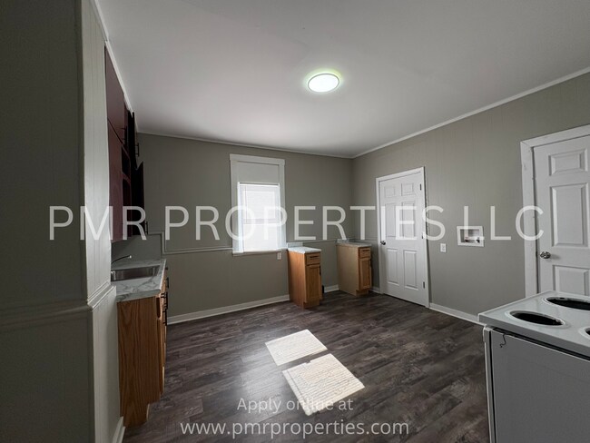 Building Photo - Studio/ 1 Bathroom-House