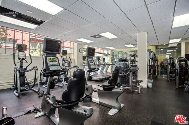 Building Photo - 746 S Los Angeles St