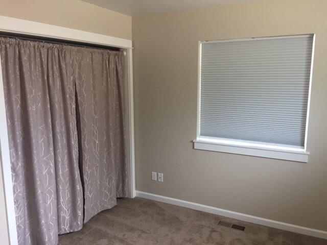 Building Photo - Light & Bright 2 Bed/2 Bath Mid-Town Cottage with Garage