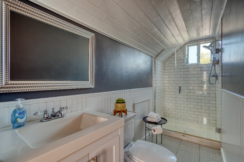 Building Photo - 3565 NE Broadway