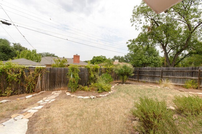 Building Photo - Super cute 3 bedroom, 2 bath home in the s...