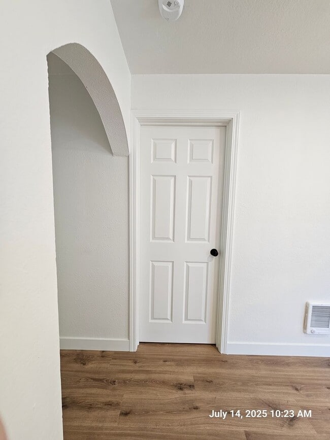 Building Photo - 408-410 SW Elmwood Ave