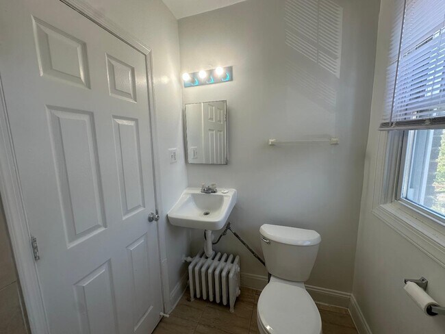 Building Photo - 1025 17th St NE