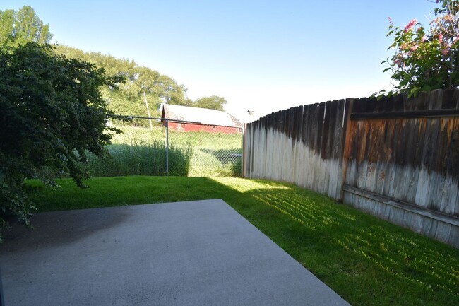 Building Photo - Fantastic end unit condo in Westgate subdi...