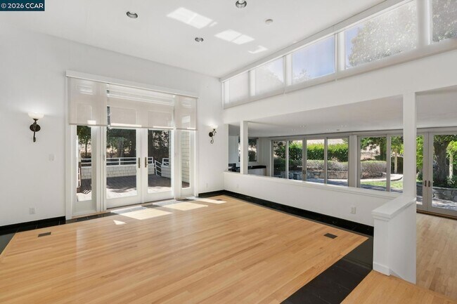 Building Photo - 660 La Casa Via