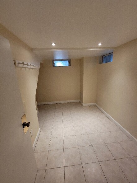 Building Photo - 2712 Urbana Dr