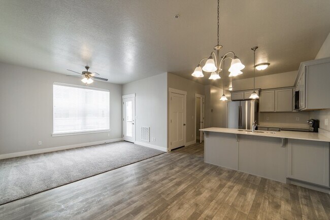 Building Photo - 619 N Emery Ln