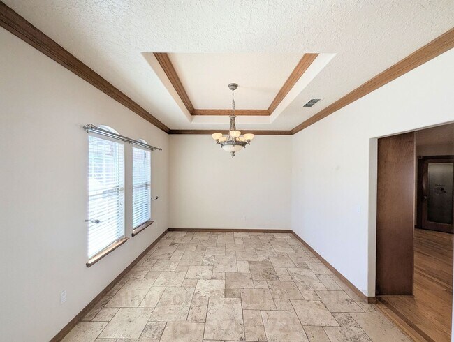 Building Photo - Luxurious Relaxation in Raintree