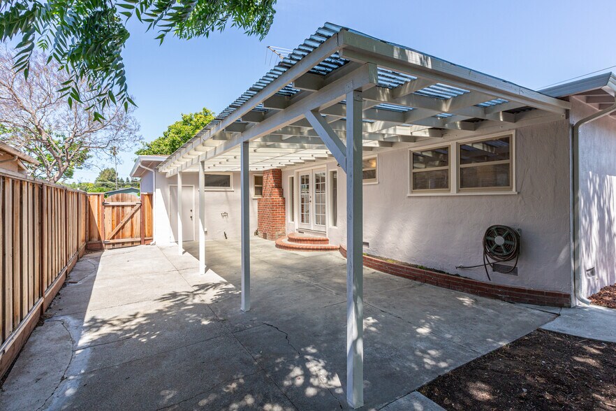 Building Photo - 720 Santa Paula Ave