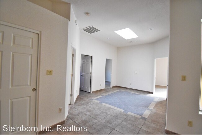 Building Photo - 3 br, 2 bath House - 2552 Los Misioneros