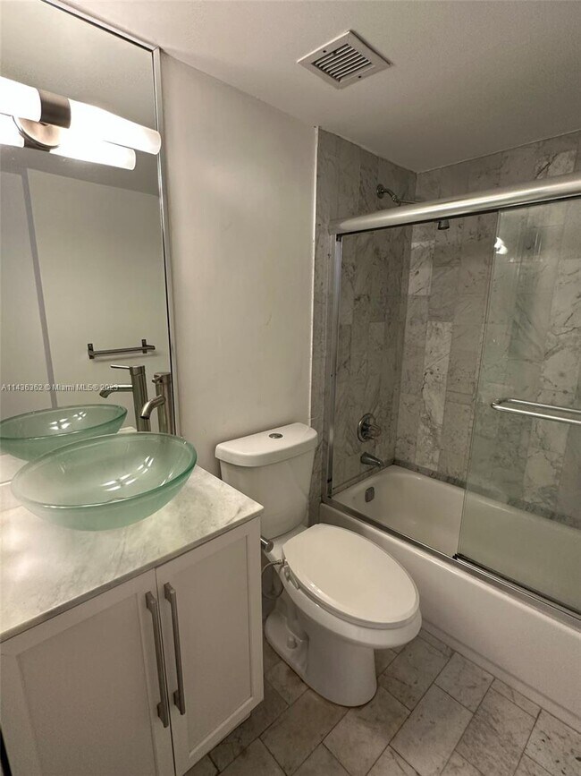 Building Photo - 1440 Brickell Bay Dr