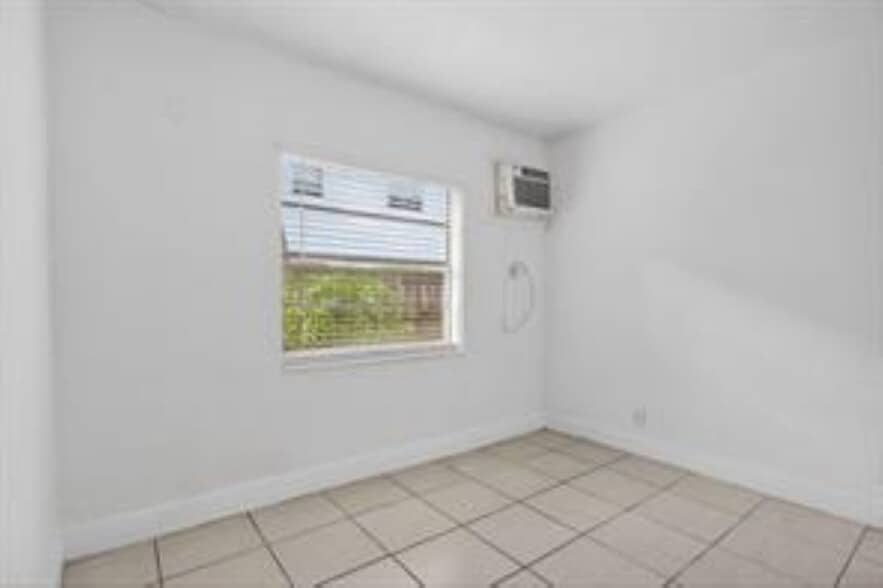 Building Photo - 4071 N Dixie Hwy