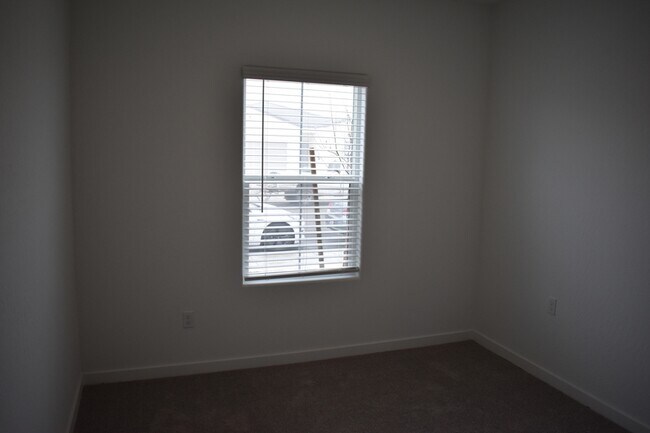 Building Photo - 4470 N San Clemente Ave