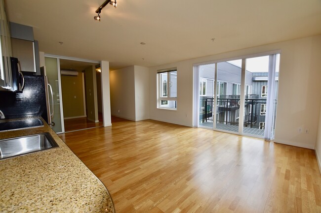 Building Photo - Spacious 1 Bedroom Belltown Condo - Availa...