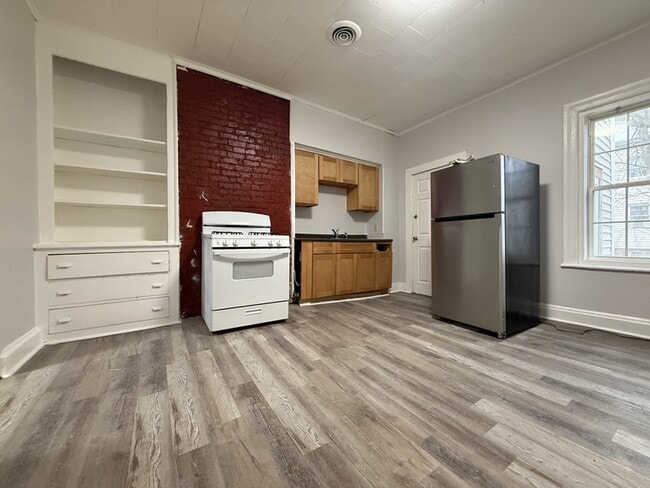 Building Photo - 11 Osborne St