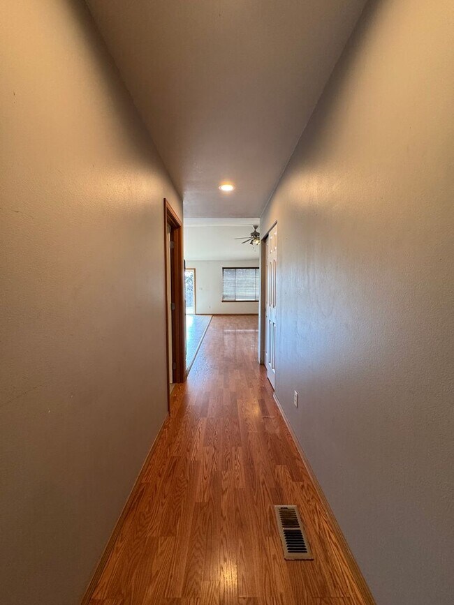 Building Photo - Spacious 4-Bedroom Home for Lease in Cul-d...