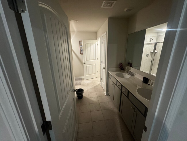 Building Photo - Room in Townhome on Chestnut Trce