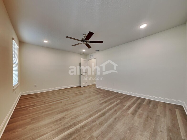 Building Photo - 11614 Hillside Dr