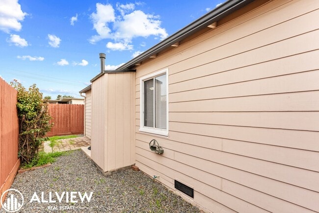 Building Photo - Charming 1-Bedroom Private Home with Backyard – 6-Month Lease with Month-to-Month Flexibility