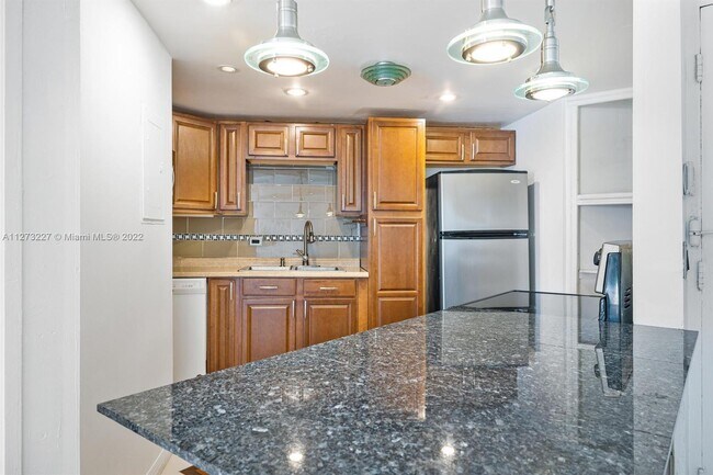 Primary Photo - 905 Brickell Bay Dr