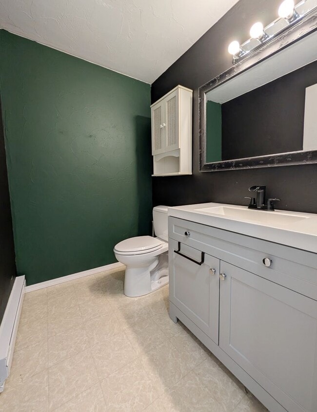 Building Photo - Valley Townhome, 3BD/1.5BA, Fully Fenced Y...