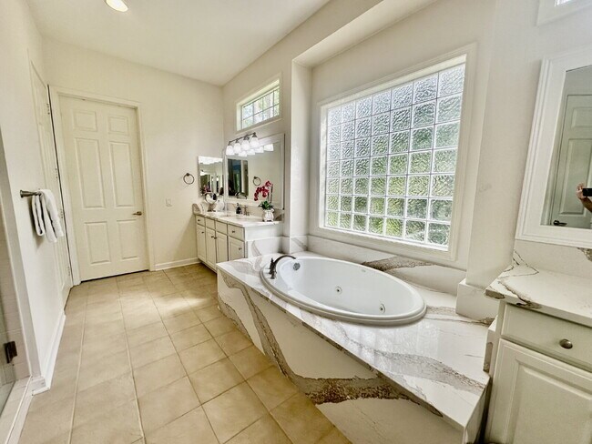 Building Photo - Spacious Beautifully Appointed Two Bedroom...
