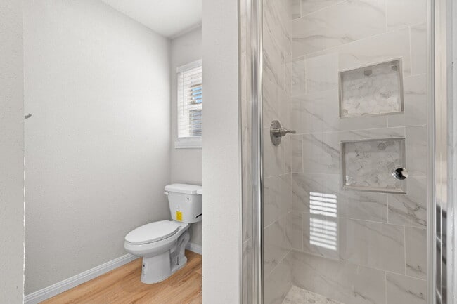 Building Photo - 3 Bed, 2 Bath Duplex (3rd bed is detached)