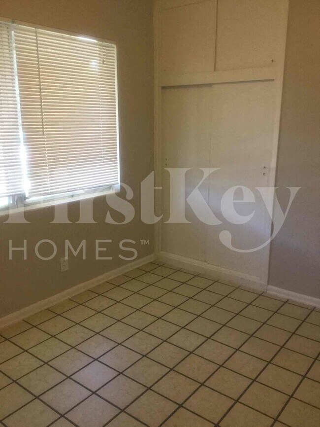 Building Photo - 609 Snowden Dr