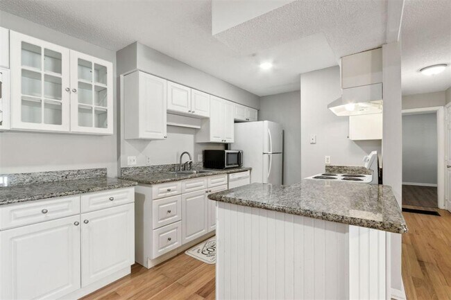 Building Photo - Charming 1BR Condo – Walk to the Beach! Fi...