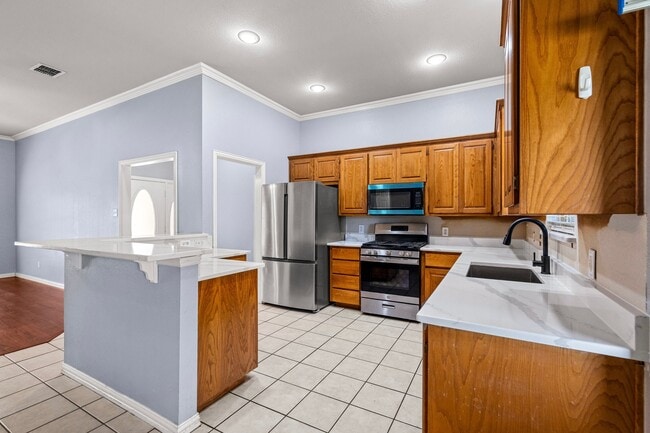Building Photo - 800 Oak Ln Dr