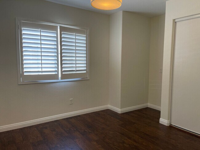 Building Photo - Cozy Town Home For Rent