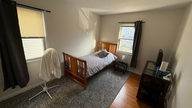 Building Photo - 484 Main St