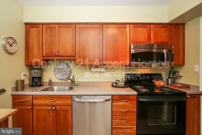 Building Photo - 3009 20th Ct S