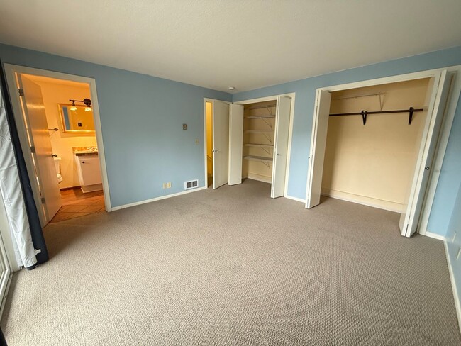 Building Photo - 2 Bed/2.5 Bath Townhome with Garage, Pool and Tennis Court