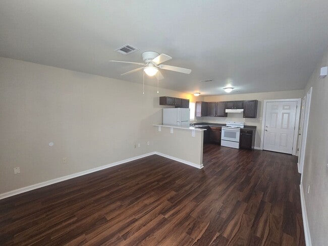 Building Photo - Charming 2 Bedroom Single Family Home