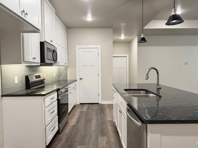 Building Photo - Large 2 Bed, 2 Bath in Beautifully Neighbo...