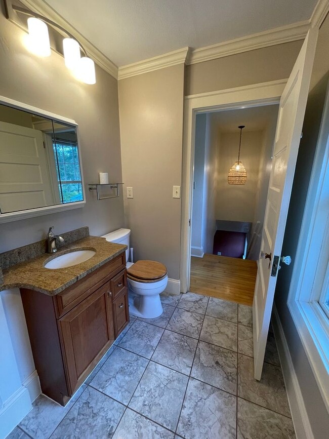 Building Photo - AVAILABLE JUNE - Beautiful 2 Bed 1 Bath Woodland Home