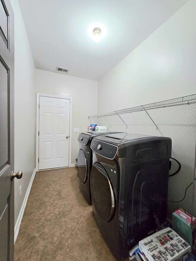 Building Photo - 525 Batty Way